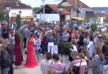 СТАТУС КОЈИ ЈЕ ПОКРЕНУО ЛАВИНУ ХУМАНОСТИ: Поклања хаљину матуранткињама на Косову! Фото: Youtube printscreen