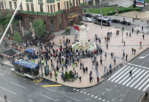 ЈЕЊАВА ПРОТЕСТ? Свега пар десетина људи испред Теразијске чесме (ФОТО) Фото: informer.rs