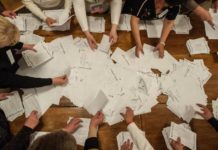 СМРТОНОСНА ДЕМОКРАТИЈА: Умрло 270 људи док су бројали изборне листиће