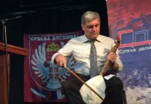 ДИЖИТЕ СЕ МЛАДИ ТИЋИ: Послушајте гуслање Мирољуба Петровића у Крушевцу! (ВИДЕО)