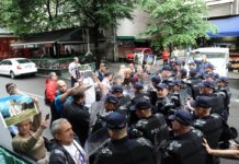 ДЕСНИЧАРИ СЕ ПОБУНИЛИ: Протест и блокада због шиптарског фестивала у Београду (ФОТО)
