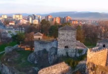 УМЕСТО РЕКЛАМЕ ЗА НОВИ ШОПИНГ ЦЕНТАР: Ђаци генерација на билборду у Пироту! (ФОТО) Фото: Youtube printscreen