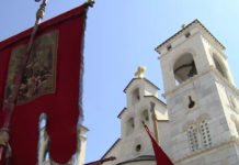 „КОМЕ ЗАКОН ЛЕЖИ У ТОПУЗУ, ТРАГОВИ МУ СМРДЕ НЕЧОВЈЕШТВОМ!“ Бесомучна антисрпска кампања у Црној Гори од стране режима Мила Ђукановића Фото: Youtube printscreen