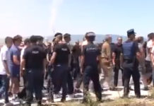 ШИПТАРИ НАС ПОНИЖАВАЈУ НА ГАЗИМЕСТАНУ: Албанска полиција натерала српског деку да скине мајицу! (ФОТО) Фото: Facebook video printscreen