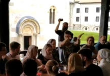“ЗЕМЉО МОЈА ВОЉЕНА!“ Пољаци се окупили испред Дечана па запевали као један (ВИДЕО) Фото: Twitter video printscreen