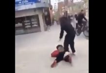 (ВИДЕО) МРЖЊА ПРЕМА НЕАЛБАНЦИМА: Kрвник претукао беспомоћну жену на улици, шутирао је у главу!