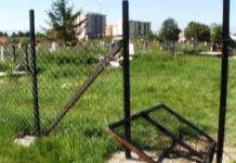 АЛБАНЦИ НАСТАВЉАЈУ ДА ДИВЉАЈУ НА КОСОВУ: Уништено више од 20 надгробних споменика у Липљану!