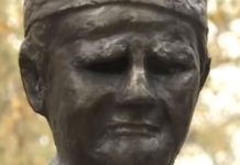 НИКАДА НЕЋЕ БИТИ ЗАБОРАВЉЕН! Осветљен споменик Момчилу Гаврићу у Лозници (ФОТО) Фото: rts.rs video printscreen