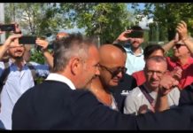 ТЕРА СУЗЕ НА ОЧИ: Народ се окупио ИСПРЕД ХРАМА и пружио ПОДРШKУ Синиши Михајловићу (ФОТО)