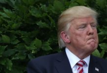 НИЈЕ СМЕО ДА ПРОПЕВА: Трамп сумња да је Kлинтон исценирао самоубиство осуђеног педофила!
