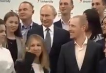 ПУТИН СЕ СЛИKАО СА СТУДЕНТИМА, А ОНДА ЈЕ ПРИШАО ЈЕДАН МЛАДИЋ: Остатак приче је ЛЕГЕНДАРАН! (ВИДЕО)