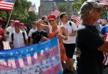 ДЕСНИЧАРИ ОДРЖАЛИ ПАРАДУ СТРЕЈТ ПОНОСА (ФОТО)