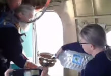 ПРОТИВ БЛУДА И АЛКОХОЛА: Руски свештеници светом водицом из авиона освештали град! (ВИДЕО) Фото: Youtube printscreen