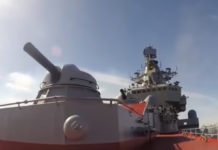НАЈМОЋНИЈИ БОРБЕНИ БРОД НА СВЕТУ: Тешка руска крстарица потапа носач авиона као од шале! (ВИДЕО) Фото: Youtube printscreen
