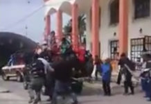 БЕСНА РУЉА: Везали градоначелника за кола и вукли га улицама јер је слагао бираче! (УЗНЕМИРУЈУЋИ ВИДЕО) Фото: Youtube printscreen