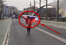 ШИПТАРИ ПРИВЕЛИ ЖЕНУ ЈЕР НОСИ ЗАСТАВУ СРБИЈЕ! Нема краја малтретирању Срба на Косову (ВИДЕО) Фото: Youtube printscreen