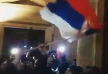 ОПОЗИЦИЈА ЛУПА ПРОЗОР НАРОДНЕ СКУПШТИНЕ! Инцидент у престоници (ВИДЕО) Фото: Youtube printscreen