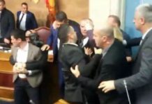ДРАМАТИЧНО У ЦРНОЈ ГОРИ! Инцидент у скупштини! ПРИВЕДЕНИ СВИ ПОСЛАНИЦИ ДФ, KНЕЖЕВИЋ ПОВРЕЂЕН!