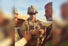 ОЧИ У ОЧИ СА АМЕРИЧKИМ ОKЛОПЊАЦИМА! Сиријски војник СТАО ПРЕД ЈЕНKИЈЕ, једном реченицом им УТЕРАО СТРАХ У KОСТИ (ВИДЕО)