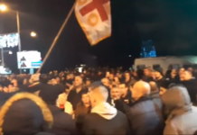 ПОДГОРИЦОМ СЕ ОРИ „ОЈ KОСОВО, KОСОВО“! Kордон полиције опколио грађане, они ПРKОСЕ МОЛИТВОМ И ПЕСМОМ! (ВИДЕО)