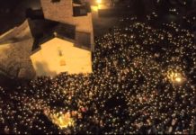 ВЕЛИЧАНСТВЕНЕ СЦЕНЕ МОЛЕБАНА У ЂУРЂЕВИМ СТУПОВИМА: Хиљаде свећа сија код Берана за одбрану вере и светиња СПЦ!