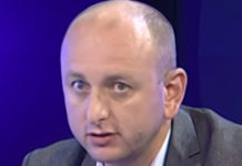 МИЛАН КНЕЖЕВИЋ БЕЗ ДЛАКЕ НА ЈЕЗИКУ: “Наша црква је осам векова у Црној Гори, а сада треба да доставља неке изводе, печате и тапије?!“ Фото: Youtube printscreen