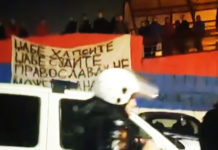 “ЏАБА ХАПСИТЕ, ЏАБА СУДИТЕ, ПРАВОСЛАВЉУ НЕ МОЖЕТЕ ДА НАУДИТЕ!“ Полиција под пуном опремом баца сузавац и шок бомбе док омладина чува тробојку! (ВИДЕО) Фото: Facebook video printscreen