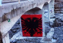 СИСТЕМАТСКО ЗАТИРАЊЕ СВЕСТИ О ЗАЈЕДНИЧКОМ ПОРЕКЛУ СРБА И ЦРНОГОРАЦА: Док албански симболи бујају на све стране, префарбавају се тробојке Краљевине Црне Горе!