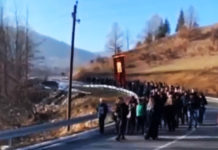 СВИ НА ЛИТИЈУ: Поносити Васојевићи пешке за одбрану светиња! (ВИДЕО) Фото: Facebook video printscreen