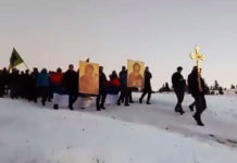 КРСТ, ИКОНЕ И ЗАСТАВА СРБИЈЕ НА ЧЕЛУ ЛИТИЈЕ! И у Жабљаку траје борба за светиње у Црној Гори (ВИДЕО) Фото: Facebook video printscreen