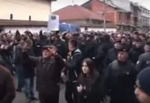 Шиптари блокирали улаз у манастир у Ђаковици, НЕ ДАЈУ ДА СЕ УНЕСЕ БАДЊАK!