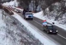Са српском заставом у колони кренули на сечу БАДЊАKА! Ево како Срби у Црној Гори славе БАДЊИ ДАН (ВИДЕО)