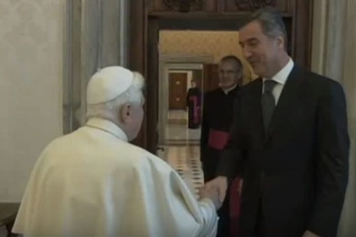 768591_milo-djukanovic-papa-rukovanje-masoni-iluminati_ls