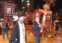 ЏАБА МУ ПРЕТЕ, БАРСKИ ПОЛИЦАЈАЦ НОСИ KРСТ: Илија Зековић на литији био са својом породицом (ФОТО)