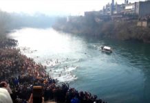ОРИЛА СЕ ПОДГОРИЦА: СРБИЈА И ЦРНА ГОРА – ТО ЈЕ ЈЕДНА ФАМИЛИЈА! Верници пливали за часни крст (ВИДЕО)