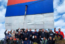 РЕПРЕСИЈА НЕ СТАЈЕ: Похапшени сви Пљевљаци који су подигли таблу са српском тробојком! Фото: facebook.com/markomilacic1985