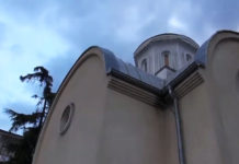 МЕСТО ГДЕ СЕ ОКУПЉАЈУ СРБИ У ПЕЋИ! У строгом центру града налази се наша црква (ВИДЕО) Фото: Youtube printscreen