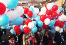 “КО ХОЋЕ ЧАСНО, НИЈЕ КАСНО!“ Деца на Златици у знак љубави и мира пустила у небо 400 балона у знаку тробојке (ВИДЕО) Фото: Facebook video printscreen