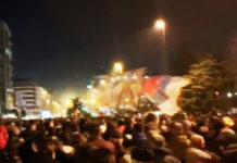 ПОДГОРИЦА ЈЕ И ВЕЧЕРАС НА НОГАМА! Хиљаде људи испред храма Христовог Васкресења (ВИДЕО)