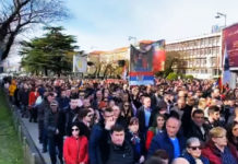 САМИ СЕ УВЕРИТЕ КОЛИКО НАРОДА ИМА! Снимак комплетне литије у Подгорици (ВИДЕО) Фото: Facebook video printscreen