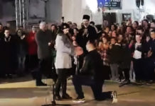“СУЗАНА, ЖЕЛИМ ДА ТЕ ПИТАМ…“ Младић је пред 60.000 људи запросио девојку испред Храма Христовог васкрсења у Подгорици! (ВИДЕО) Фото: Facebook video printscreen