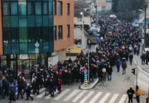 ЗА КРСТ ЧАСНИ И СЛОБОДУ ЗЛАТНУ! Бијело Поље и данас масовно на улицама у одбрани светиња (ВИДЕО) Фото: Facebook video printscreen