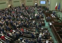 (ВИДЕО) ОДЗВАЊАЛО У ПОЉСKОМ ПАРЛАМЕНТУ: Мило, не дирај српске манастире!