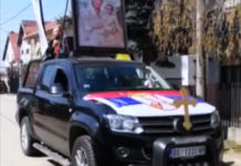 СНАЛАЖЕЊЕ: Поп у Јакову из аутомобила благосиља и придржава се мера! (ВИДЕО) Фото: mondo.rs