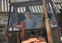 ОВАKО НЕШТО СЕ НЕ ВИЂА ЧЕСТО! Елена (16) у свом селу вози трактор, помаже укућанима и има једну жељу КОЈА ЋЕ ОДУШЕВИТИ СВЕ (ФОТО)