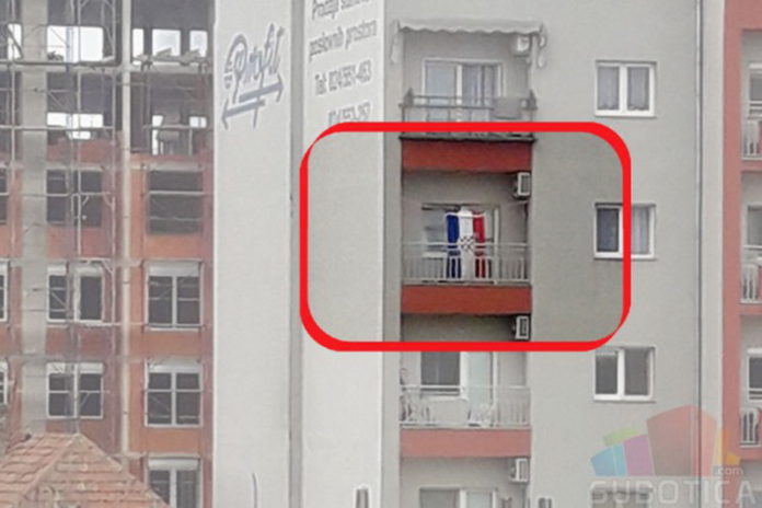 37745-hr-zastava-balkon-0
