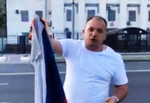 СКАНДАЛ: Украјински градоначелник запалио руску заставу! (ВИДЕО) Фото: Facebook video printscreen