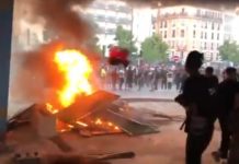 НАПЕТО У ПАРИЗУ – НЕ СМИРУЈЕ СЕ СИТУАЦИЈА: Полиција и демонстранти у клинчу, сцене су језиве! (ВИДЕО)