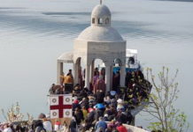 ДРАМА У ТИВТУ, ПОЛИЦИЈА БЛОKИРАЛА ГРАД! Власт ће покушати рушење KРСТИОНИЦЕ НА МИХОЉСKОЈ ПРЕВЛАЦИ?!
