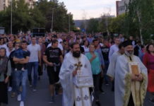ПРВА ЛИТИЈА ПОСЛЕ KОРОНЕ У БАРУ! Неколико хиљада верника НА УЛИЦАМА БРАНИ СВЕТИЊЕ!